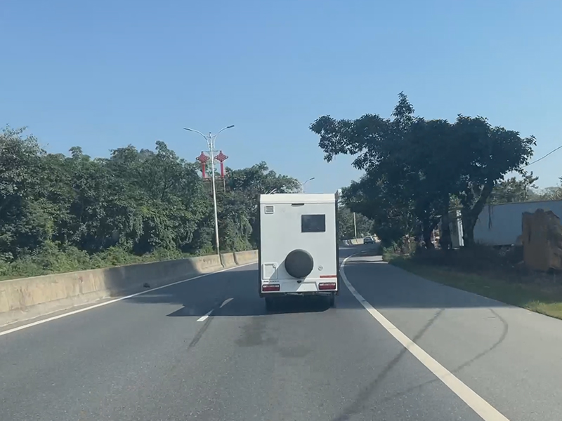 江淮愷達(dá)微卡房車路上行駛