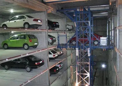     租赁机械立体停车设备的建造随着社会经济高速的发展来说已是很热门的话题，那么建设租赁立体停车设备是对使用单位来说是一项不小的工程项目，这里面涉及到一些资金的收回等事项，因此在工程筹划之前需要有一个周密的计划和准备。建设租赁立体车库的相关因素有产权关系、场地条件、审批手续、资金投入、管理因素以及投资价值等。产权关系是指建设租赁立体车库的场地产权的隶属关系，产权关系不能理清，会造成后决策困难，从而使整个方案前功尽弃，场地条件是指可以用来建造租赁立体车库的场地。      1、露天公共停车场倍增泊车位所适合使用的停车设备类型多，目前流行的机械立体停车设备都有适合不同类型露天停车场的可能，假如无遮挡问题，一般选用占用地上空间的升降横移类（PSH）、垂直升降类（PCS）及垂直循环类（PCX）机械立体停车设备。      2、传统地下停车场一般设有坡道，汽车直接开到地下室停放，每层地下室停放一层车辆。这种停车场适合选用的机械立体停车设备主要是升降横移类停车设备，如果地下室高度能够达到要求，可以选用两层升降横移类停车设备，可以增加大于一倍的停车数量，有时可能需要改造管道、以增加高度空间。机械立体停车可以选用一层平移车库，节省中间通道，也可增加原来停车数量的三分之一到一倍数量的停车位。      租赁立体停车设备种类很多，可以适用各种场地条件。就场地条件而言，建造租赁立体停车设备一般追求极大化存车倍数。审批手续是指建造租赁立体停车设备所涉及到的相关手续，主要有土地使用、规划管理、城市环境、绿化管理、消防审批及交通管理等。资金投入是指是否有所需的资金，管理因素有单位领导、员工的支持，以及租赁立体车库建造后的管理等。投资价值，租赁立体车库项目少则几十万，多则可能上千万，在筹建中一定要考虑到投资价值。主要包括投资回收期，投资回报率以及投资风险等等。